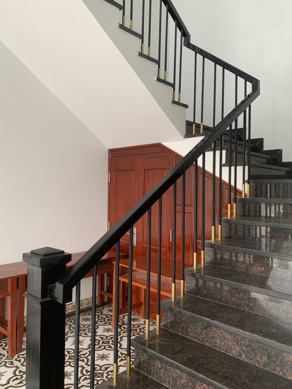 PHONG THỦY CẦU THANG: NGUYÊN TẮC, BỐ TRÍ HỢP MỆNH GIA CHỦ